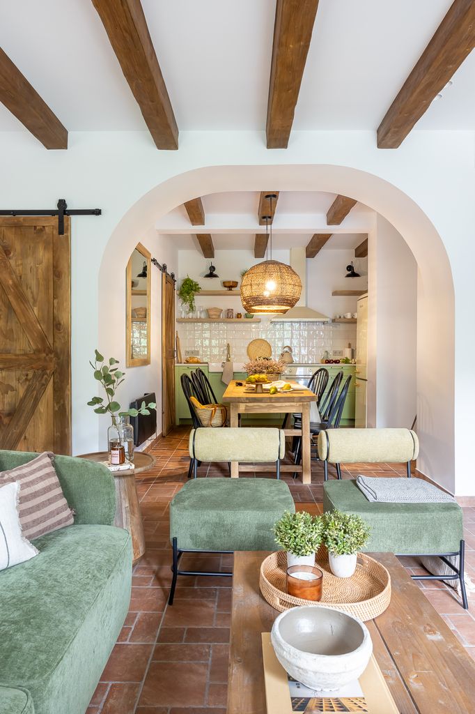 Vano en forma de arco entre salón y cocina