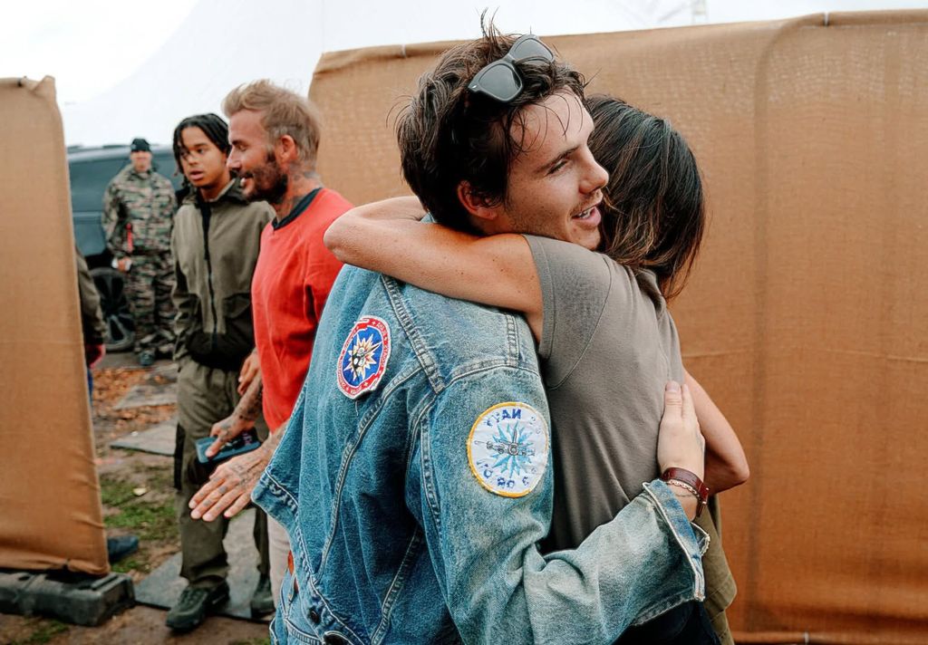 Victoria Beckham felicita a su hijo Cruz en presencia de David