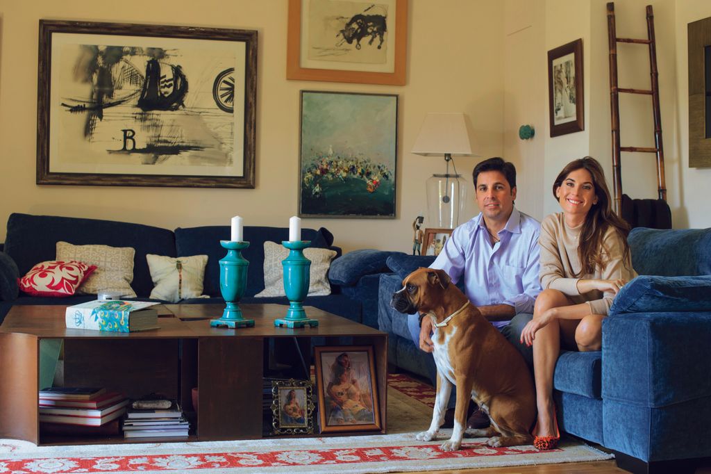 Francisco Rivera y Lourdes Montesp posan sentados en los sofás de su casa, juntoa ellos sale el perro de la familia