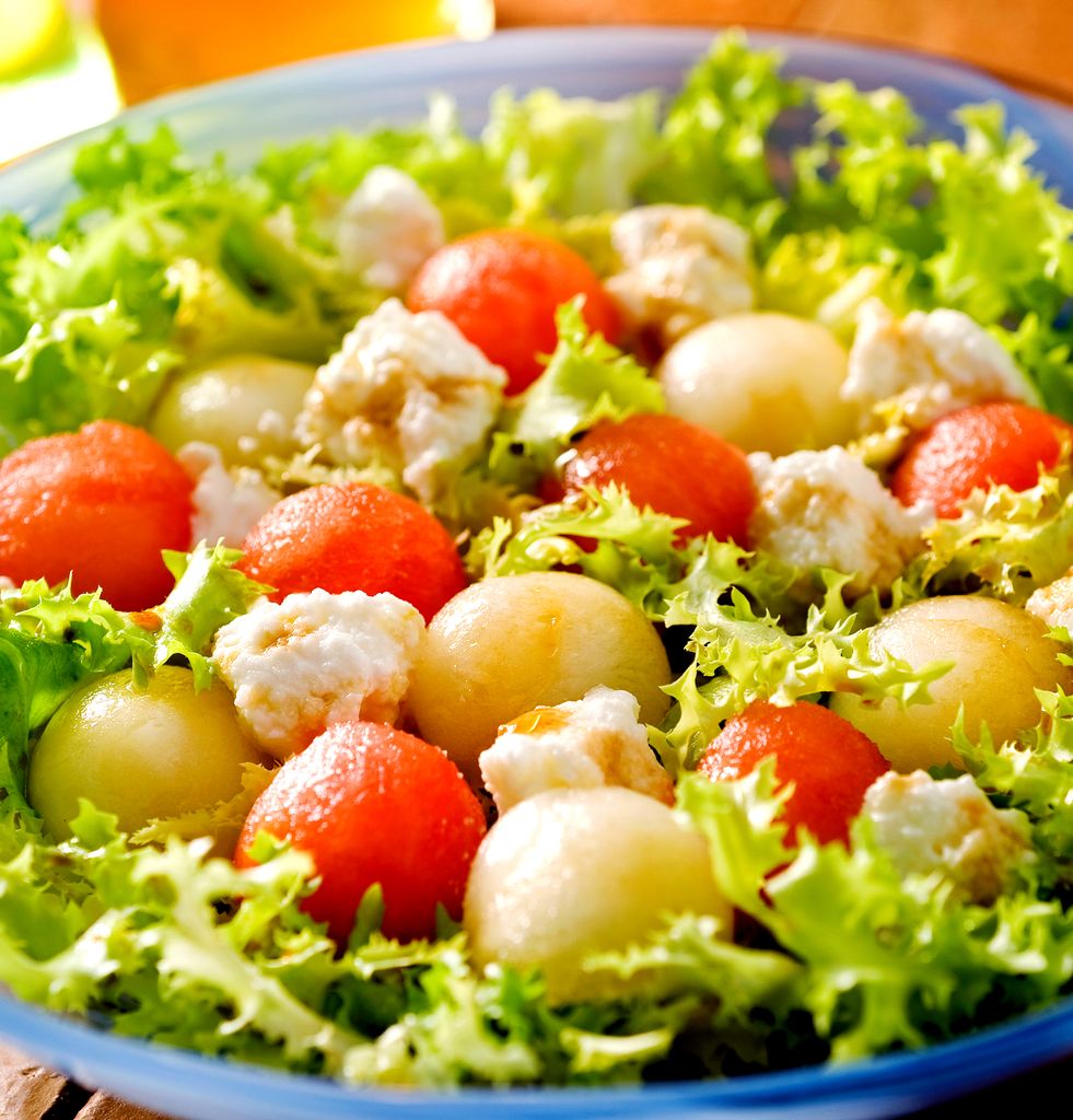 Con ayuda de un sacabolas puedes presentar el melón y la sandía en las ensaladas de forma muy vistosa.