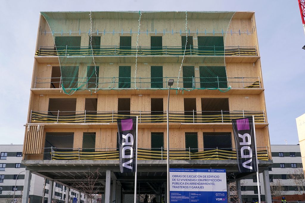 La construcción industrializada en madera permite levantar edificios completos en semanas y acortar casi a la mitad los plazos habituales