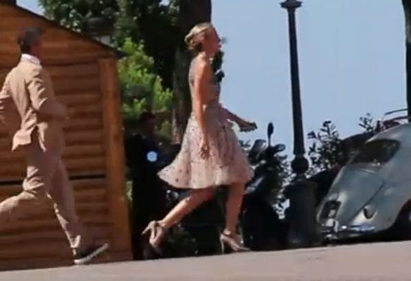 Matilde, hermana también de Beatrice (por parte de padre), lució un vestido corto, con vuelo, en color bisón y con incrustaciones brillantes
