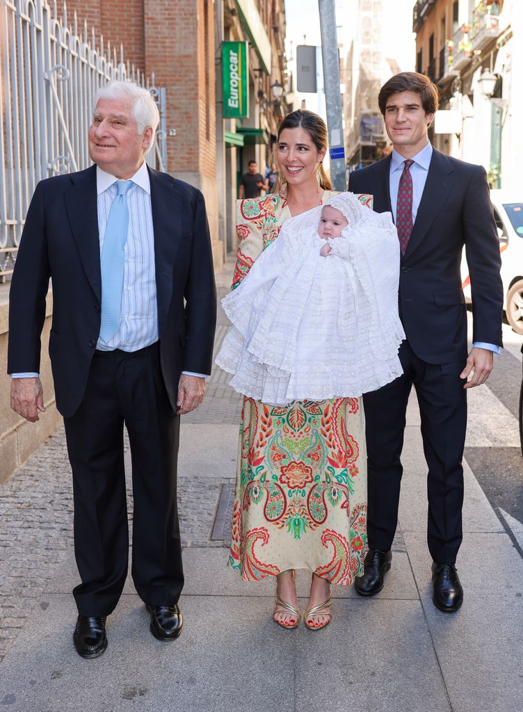 Carlos Fitz-James Solís y Belén Corsini, junto al duque de Alba, Carlos Fitz-James Stuart, durante el bautizo de Carlos Fitz-James Corsini, en Madrid, el lunes 20 de mayo de 2024