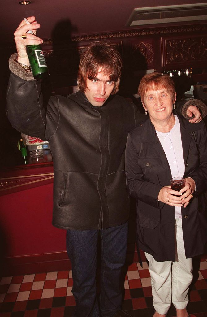 Liam Gallagher junto a su madre, Peggy.