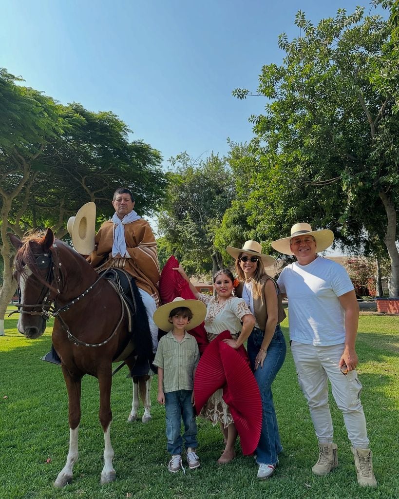 En su segundo día en Lima, Daniel Sarcos y Alessandra Villegas acudieron a una cabalgata.