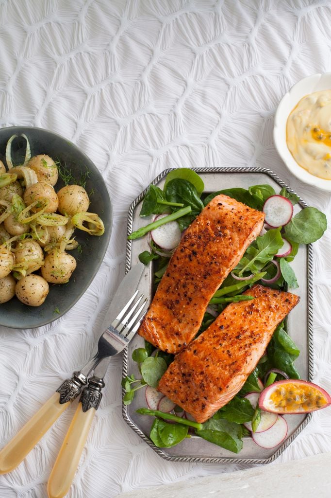 Salmón al horno con salsa holandesa de fruta de la pasión