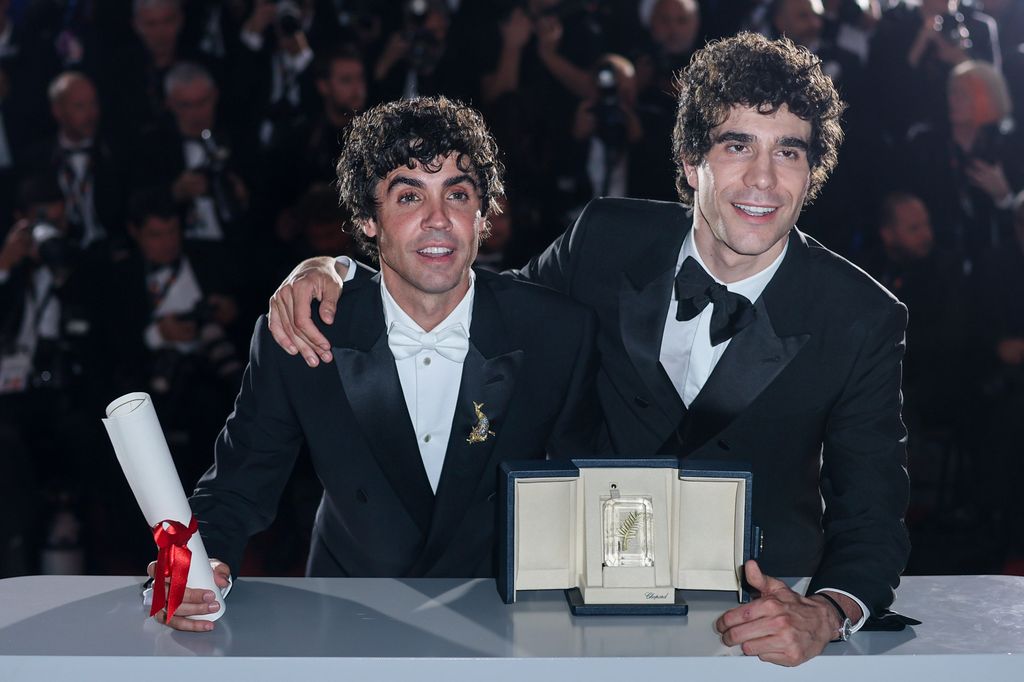 Los Javis con su premio por 'La bola negra' en Cannes