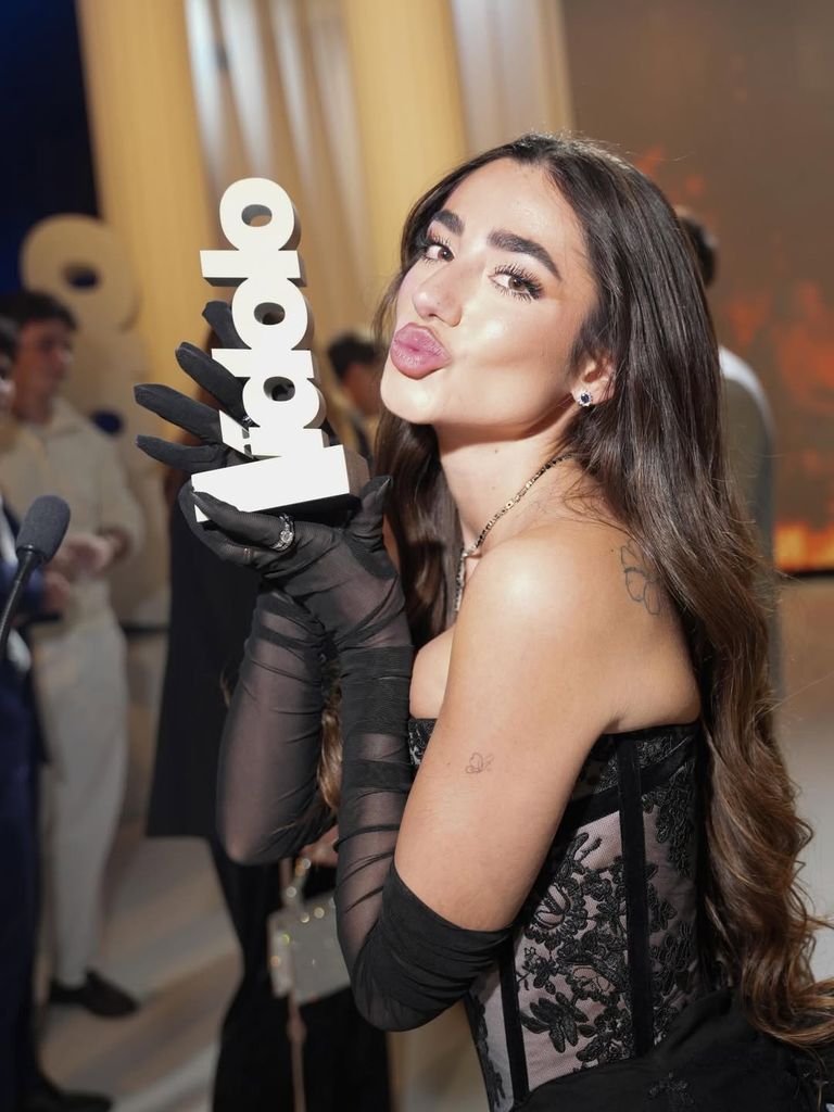 Lola Lolita con su Premio Ídolo