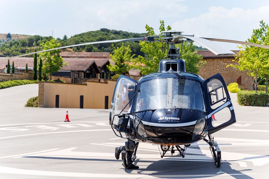 Marqués de Murrieta organiza experiencias enoturísticas que incluyen sobrevolar su bodega y sus viñedos en helicóptero.