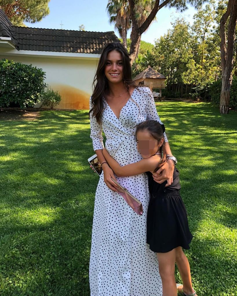 Sira Martínez, junto a su hermana Xana