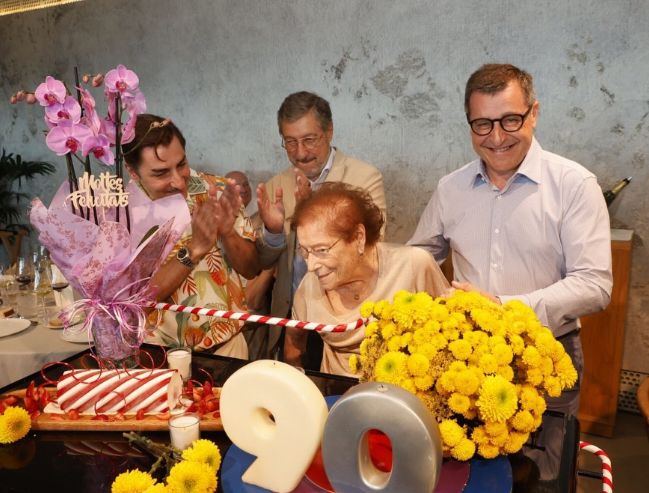 Los tres hermanos, celebrando el pasado junio el 90 cumpleaños de su madre, la también cocinera Montserrat Fontané.