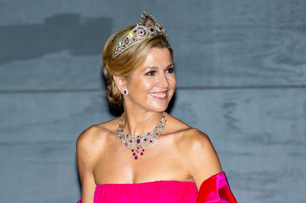 La reina Máxima con la tiara del Pavo Real con pendientes y collara a juego