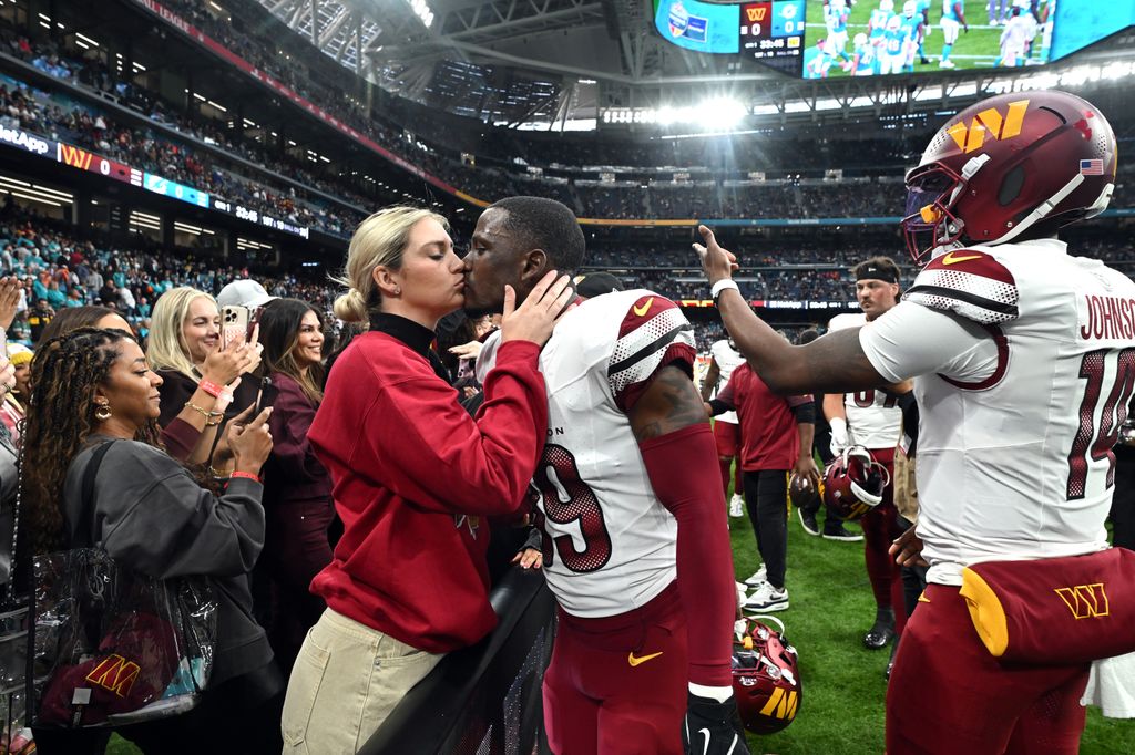 El beso de Jeremy Reaves de Washington Commanders y Mikaela Worley 