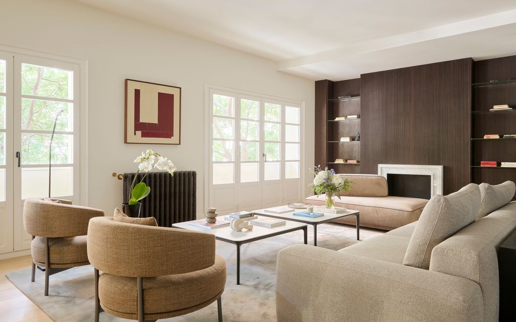 Salón decorado en tonos neutros y madera oscura