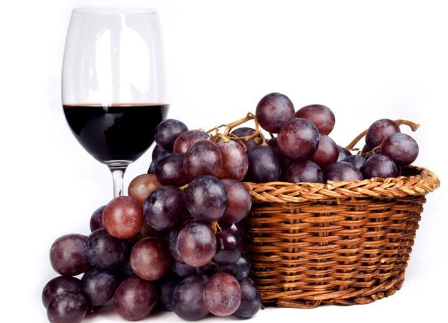En contra de ciertas creencias populares la mujer española prefiere el vino tinto frente a los caldos dulzones y con toque efervescentes, según esta encuesta.
