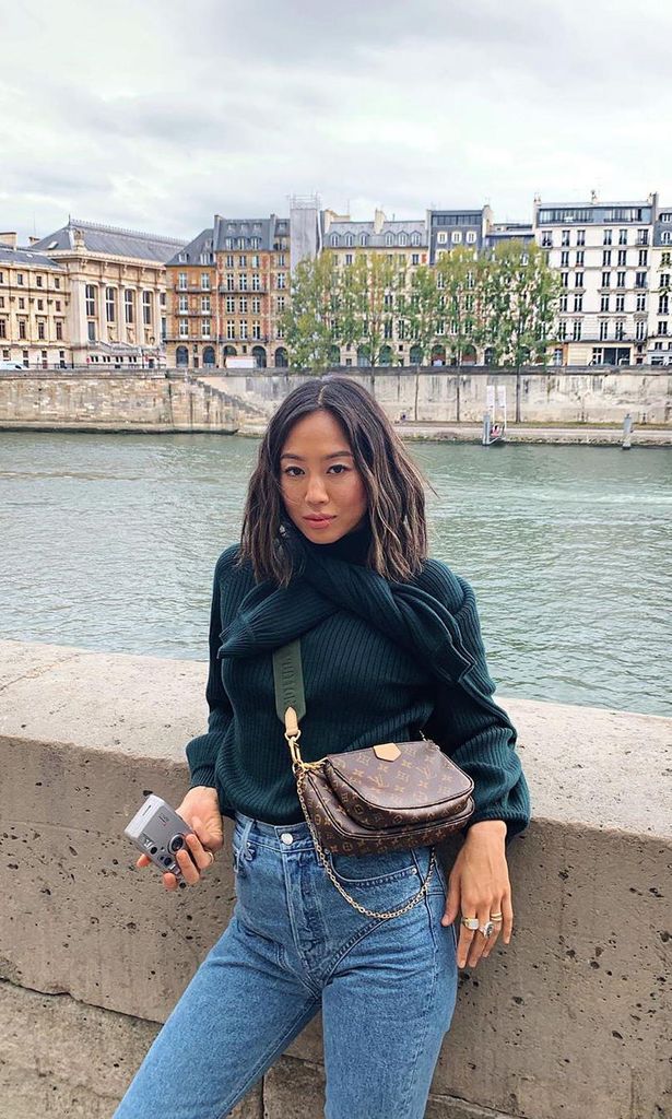 aimee song con un bolso crossbody