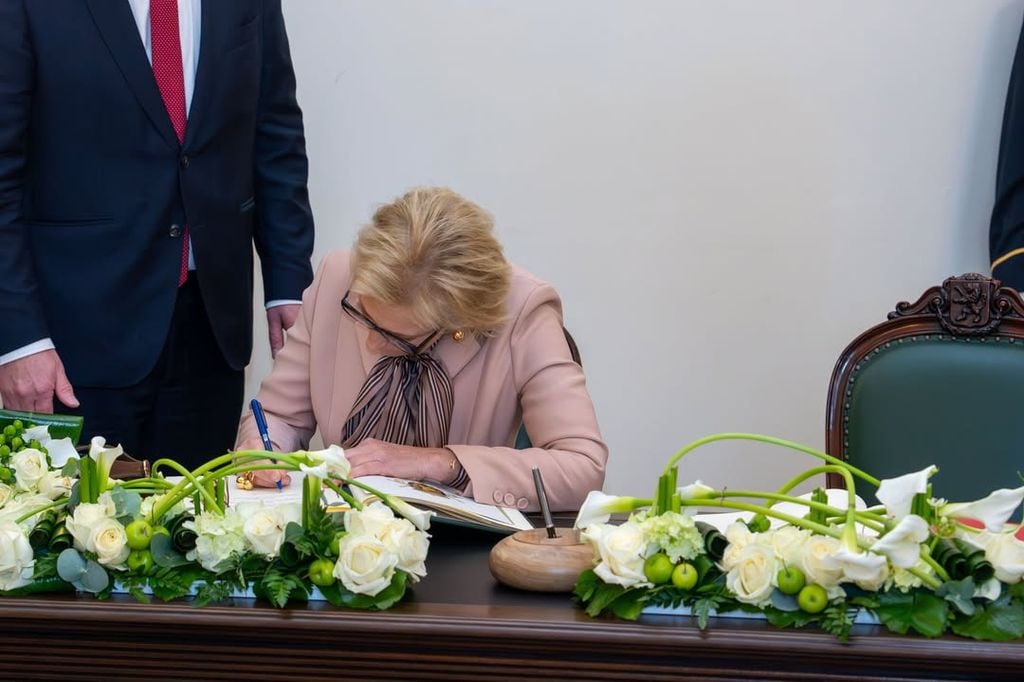La princesa Astrid firmando en el libro de visitas del Parlamento Federal de Bruselas