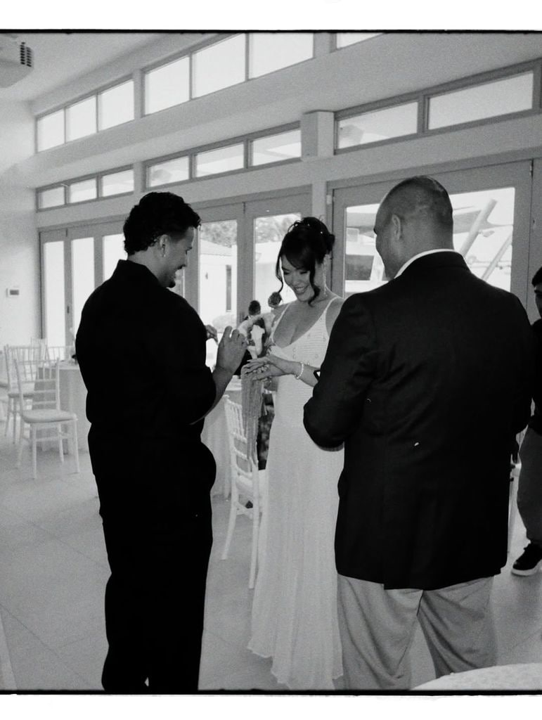 Los novios intercambiaron sus votos y las argollas, siguiendo la tradición.