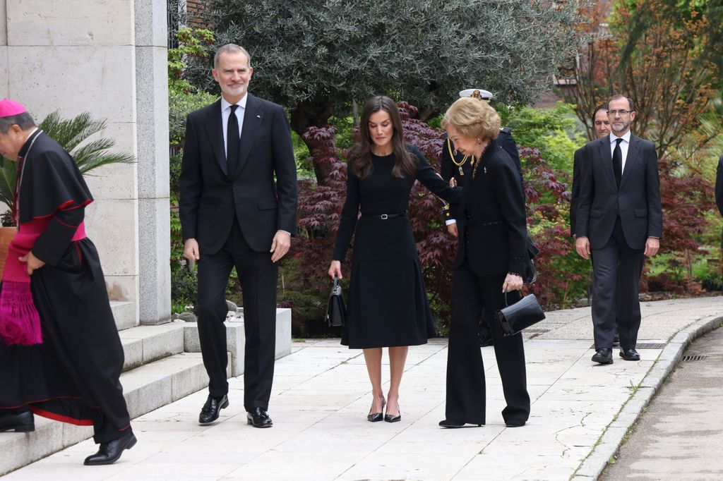 LOS REYES Y DOÑA SOFÍA ACUDEN A FIRMAR EN EL LIBRO DE CONDOLENCIAS TRAS EL FALLECIMIENTO EL PAPA FRANCISCO