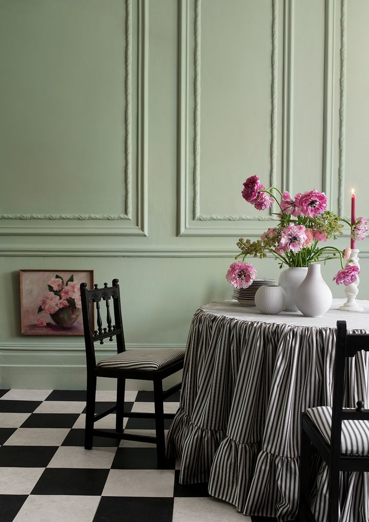 Pared con paneles de madera con molduras