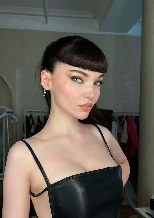 Dove Cameron con flequillo corto y recto