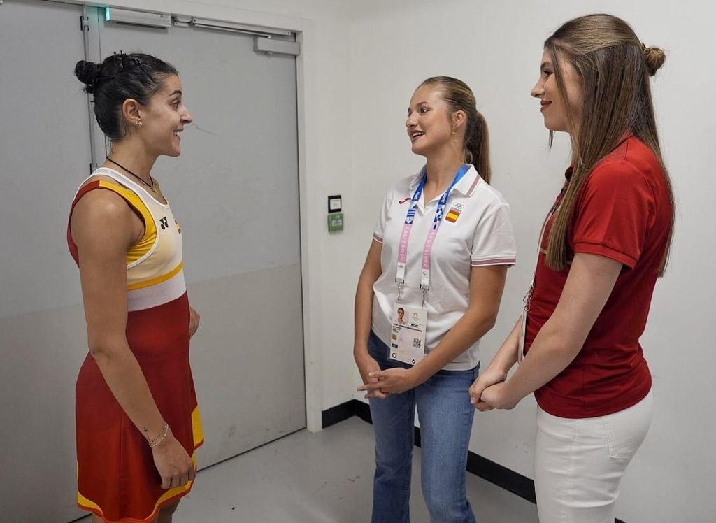 Carolina Marín charla animadamente con la princesa Leonor y la infanta Sofía