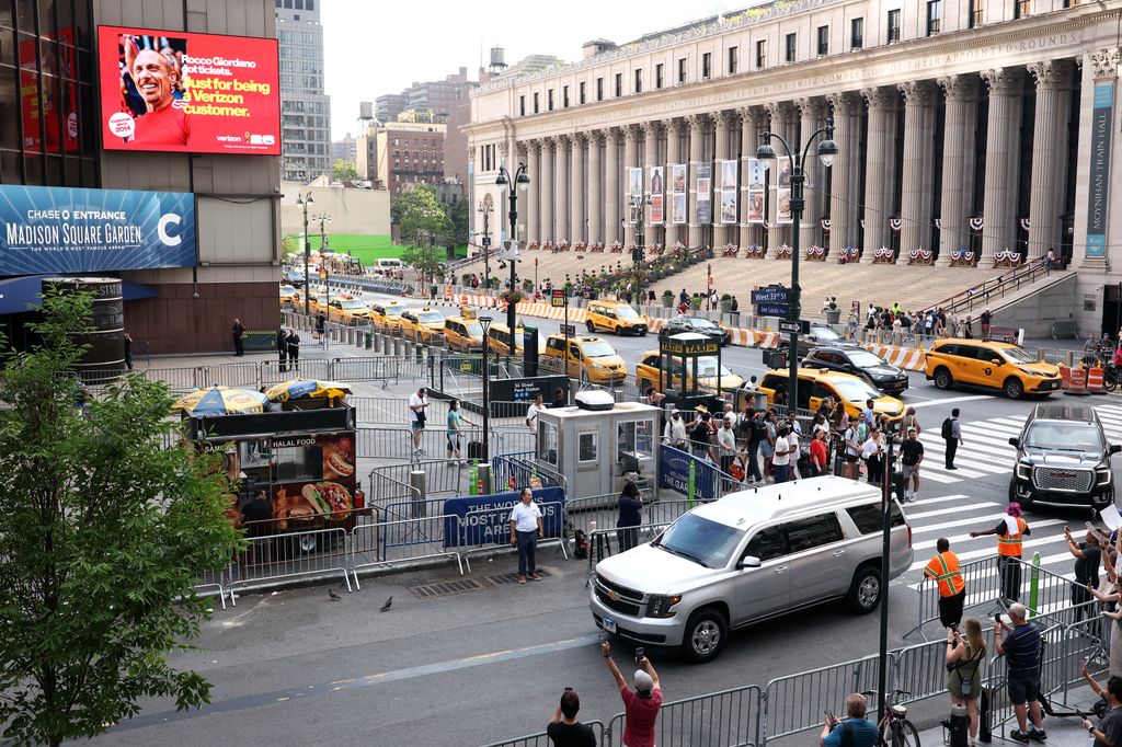 Se cree que en esa SUV va la novia. La camioneta llegó al Madison Square Garden en medio de un fuerte dispositivo de seguridad.