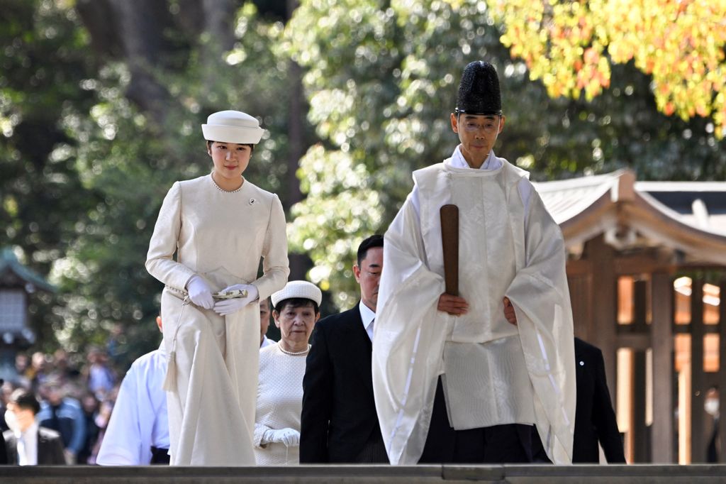 La imagen corresponde a una anterior aparición pública de la princesa Aiko, en la que volvió a confiar en el mismo estilismo ceremonial que ha lucido durante esta solemne cita