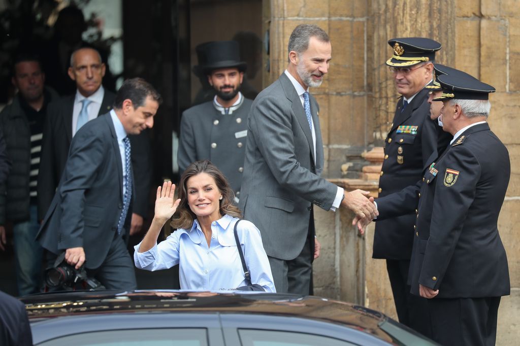 Los reyes Felipe y Letizia saliendo del Hotel la Reconquista de Oviedo en 2018