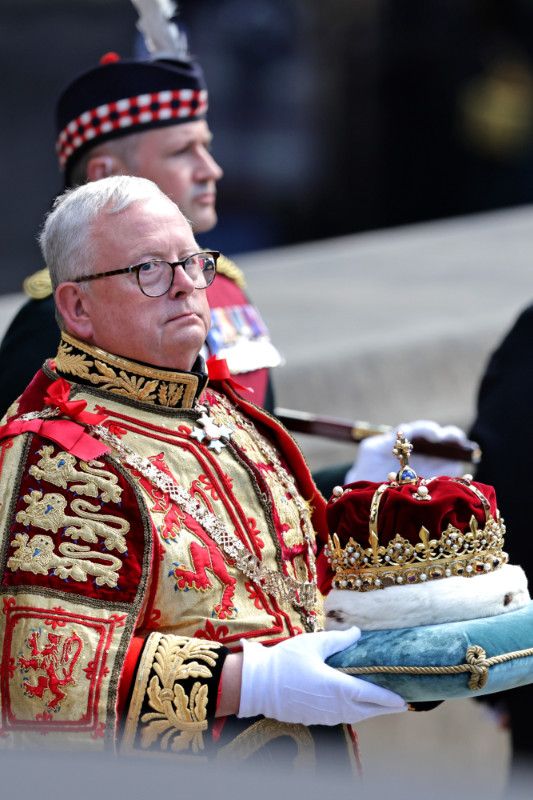 La corona de Escocia, que ha partido del castillo de Edimburgo