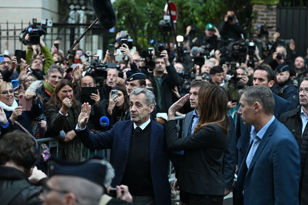 Nicolas Sarkozy es aclamado por la multitud a la entrada de la prisión de La Sante en Francia