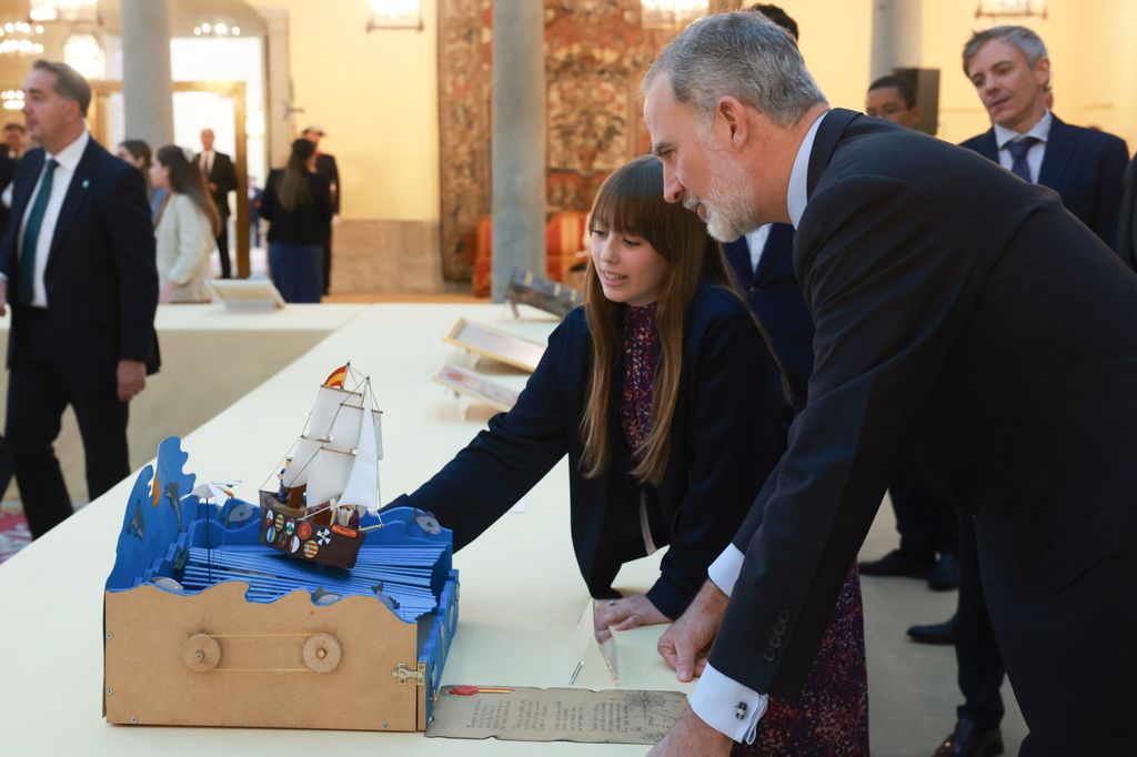 El rey Felipe viendo una maqueta del buque Juan Sebastián de Elcano en el que navegó la princesa Leonor 