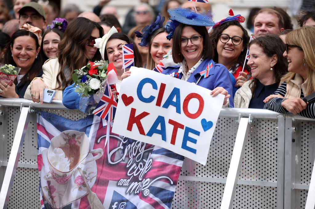 Vecinos de Reggio Emilia esperando la llegada de Kate Middleton 