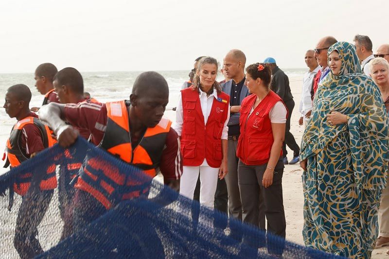 La reina Letizia con pescadores locales en Mauritania