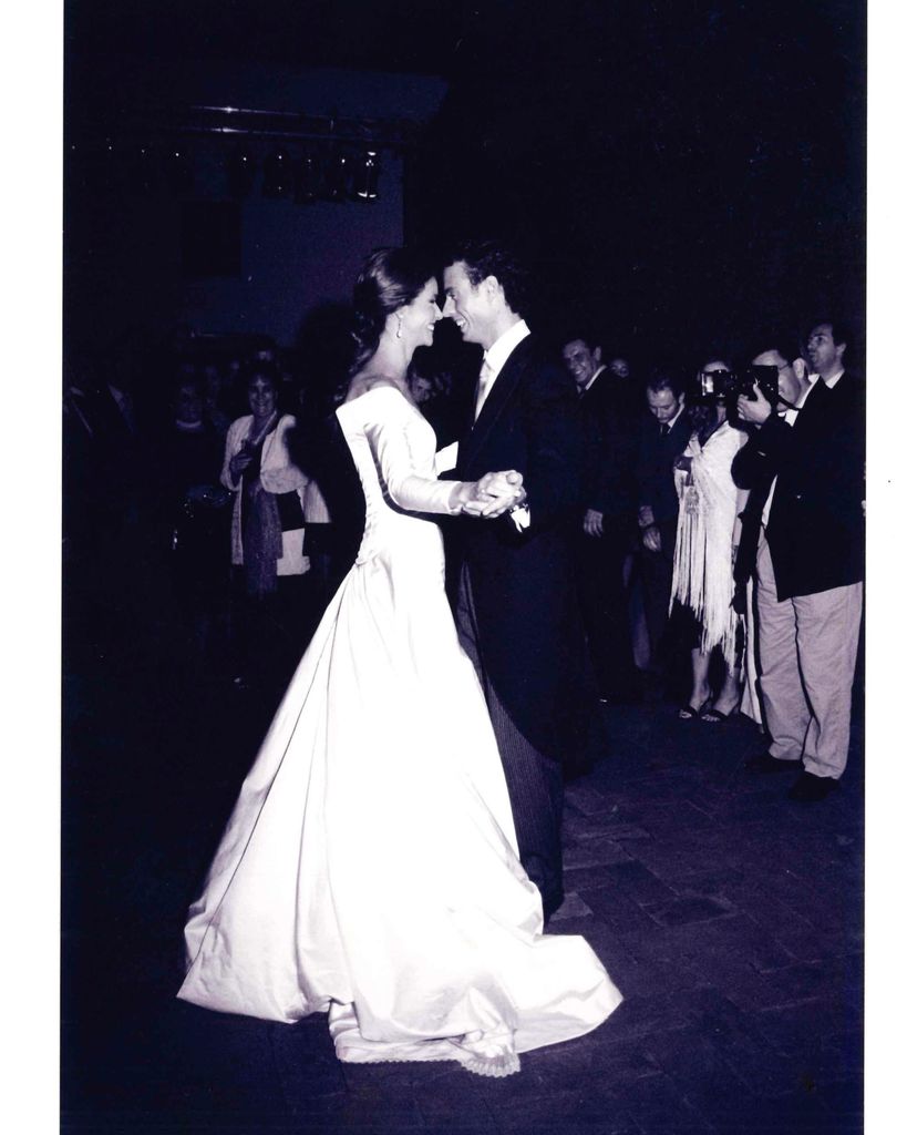 La pareja en el baile del día de su boda