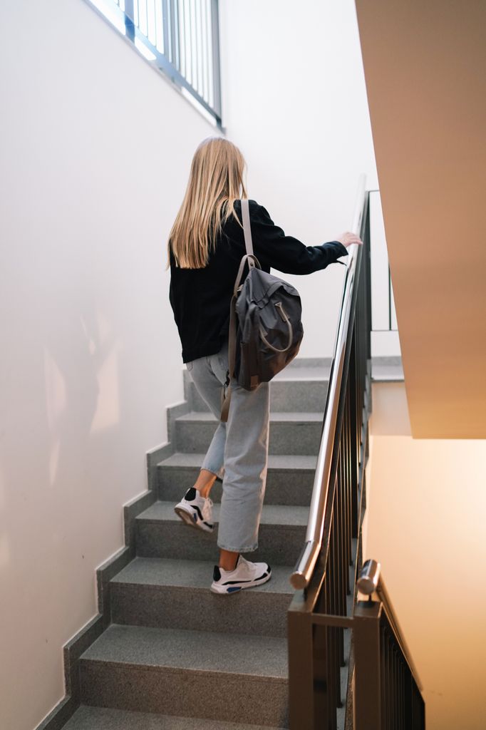 chica subiendo escalera