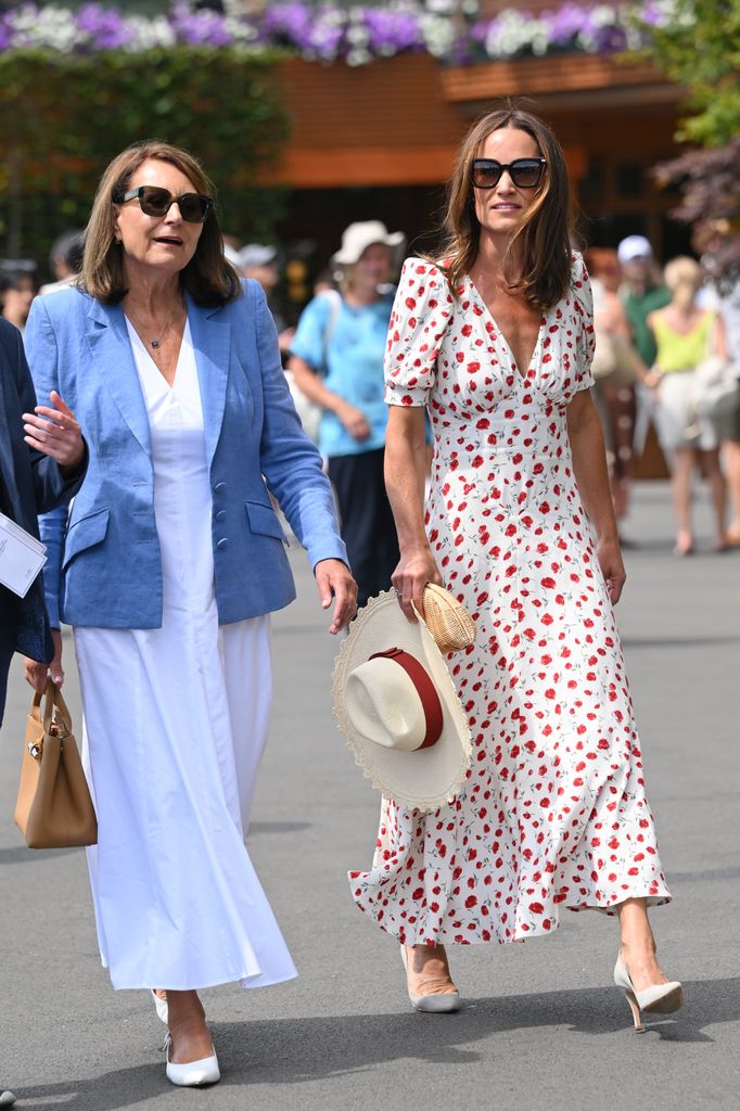 Carole acompañó a su hija Pippa Middleton al All England Lawn Tennis and Croquet Club el lunes.