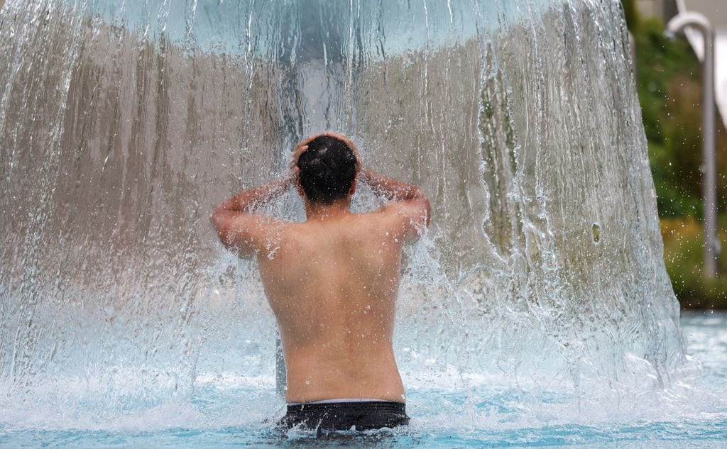 Hombre bañándose en una piscina