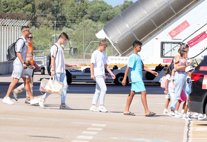 Cristiano y Georgina abandonan Cerdeña con toda su familia
