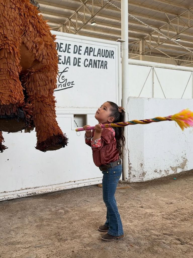 Mía, hermana menor de la cumpleañera.