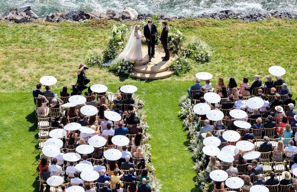 Emma Roberts y Cody John celebraron una boda al aire libre en Sun Valley, Idaho.