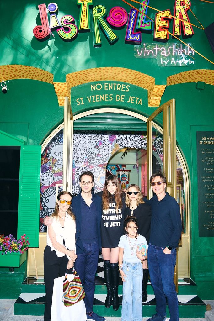 En la apertura, Minnie estuvo acompañada de  su familia y amigos.