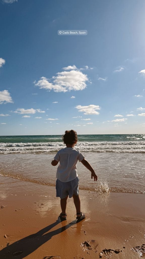 Marquitos se divirtió mucho a la orilla del mar en Cadiz