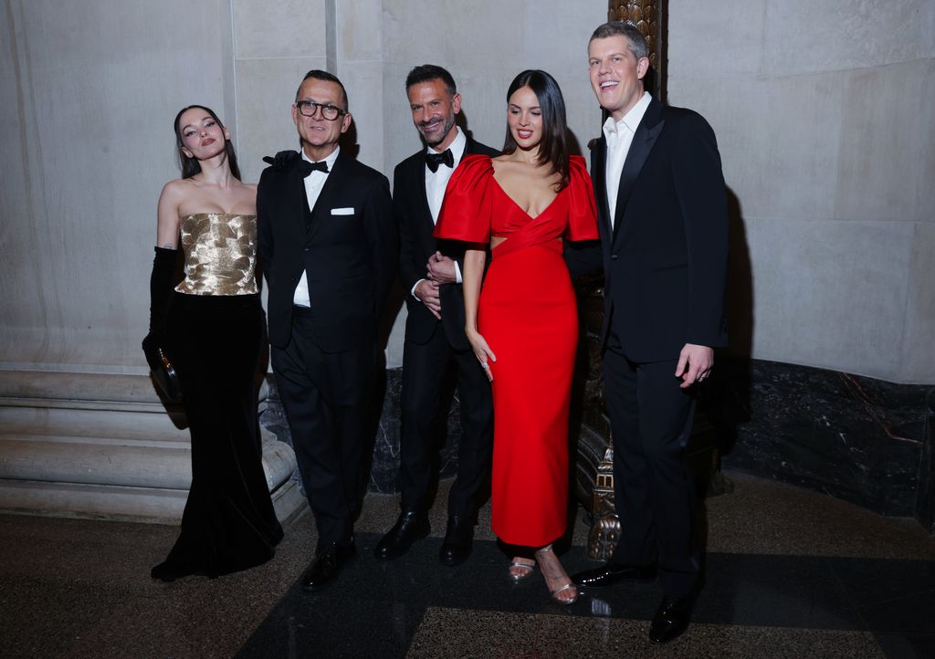 Dove Cameron, Steven Kolb, Paul Arnhold, Eiza González y Wes Gordon en los CFDA Fashion Awards en el Museum of Natural History.