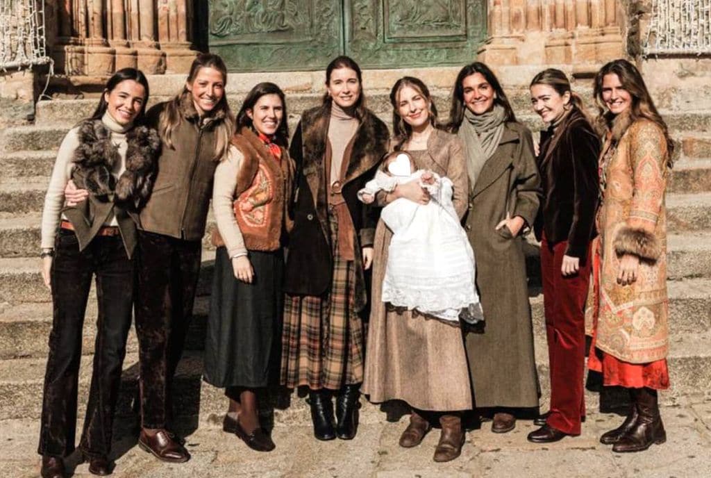 Teresa Urquijo y otras invitadas posan con Luisa Bergel y Pelayo