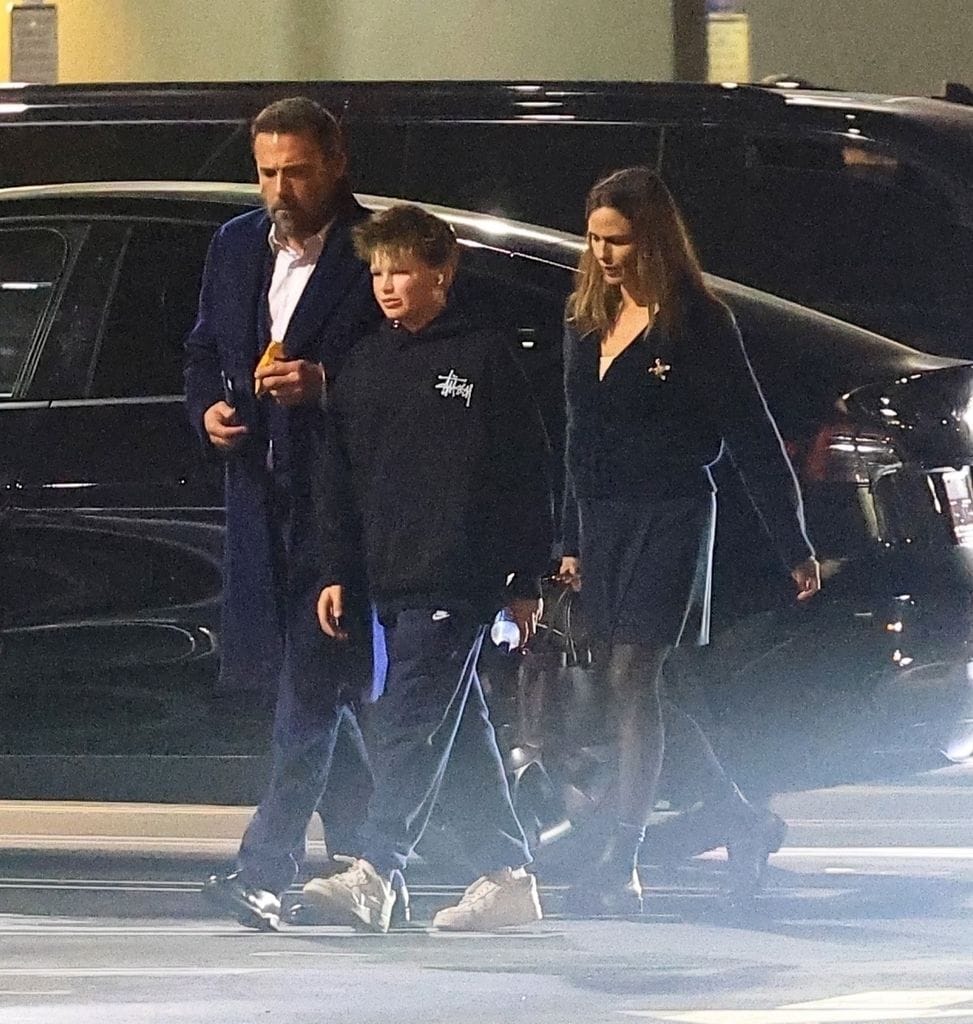Ben Affleck acudió junto a su exesposa Jennifer Lopez y su hijo Sam a la obra escolar en la que actuaron sus hijos, Fin y Emme.