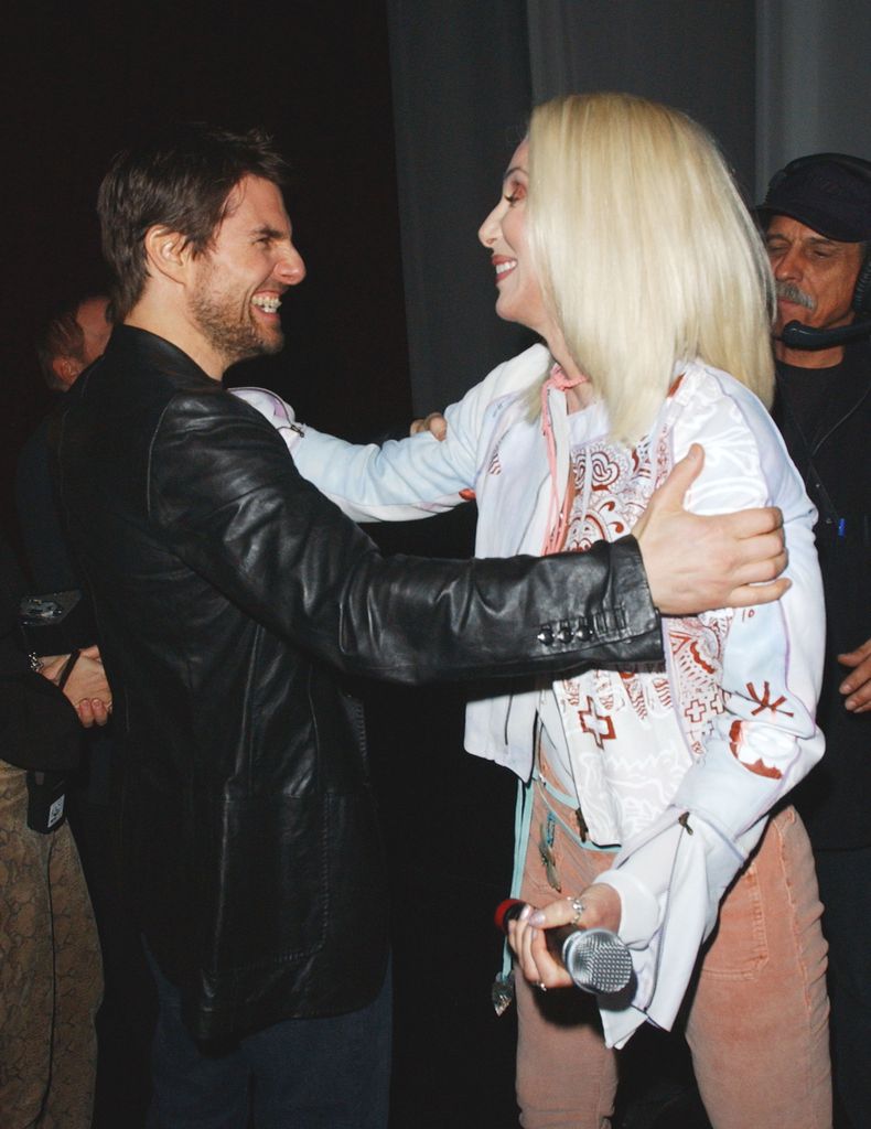 Tom Cruise y Cher en el backstage de un concierto homenaje a Bono, de U2