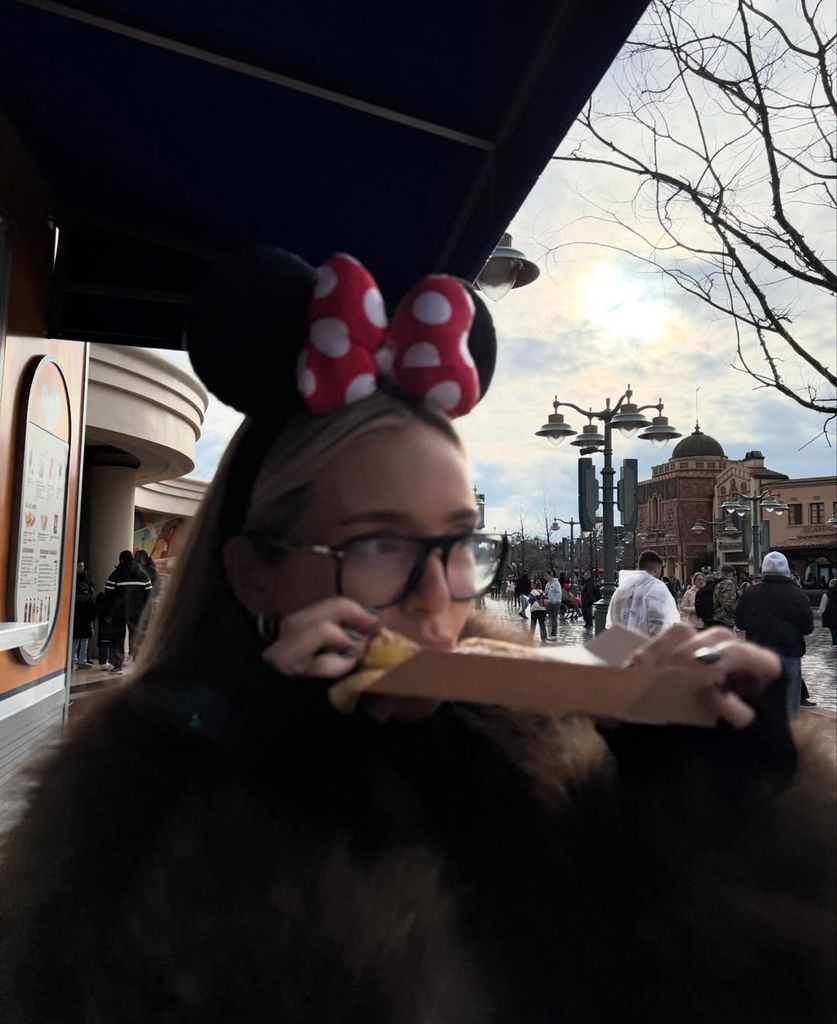 Ana Mena, con su diadema de Minnie Mouse