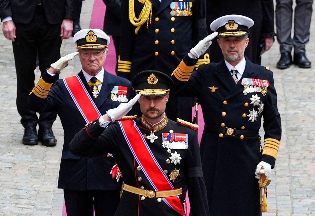 El rey Haakon VIII de Noruega, acompañado por el rey Carlos Gustavo de Suecia y el rey Federico X de Dinamarca, rinde homenaje al féretro de Harald V en la cripta del Castillo de Akershus. La imagen, captada tras la ceremonia en la Catedral de Oslo, subraya la unidad histórica de las monarquías escandinavas y el papel conjunto que siguen ejerciendo en la región.
