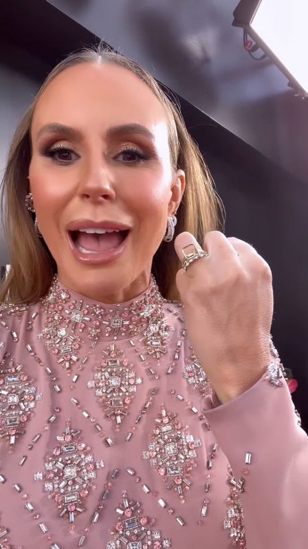 Keltie Knight enseñando su diamante perdido 